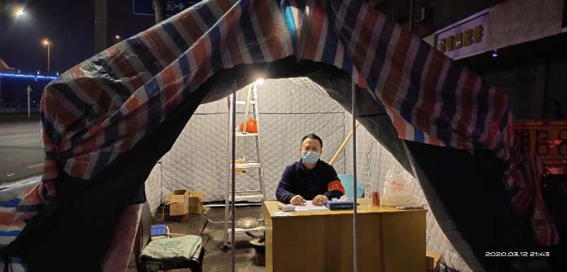 市城管局领导干部赴社区开展疫情防控志愿服务