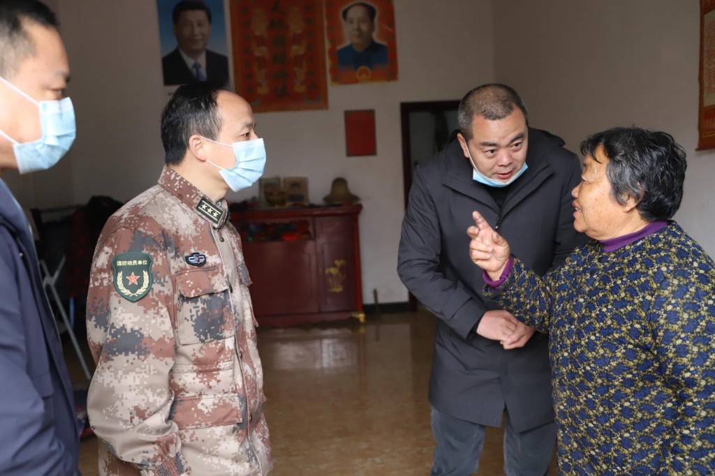 【谭桥街道】县人武部政委进村扶贫，尽显鱼水情
