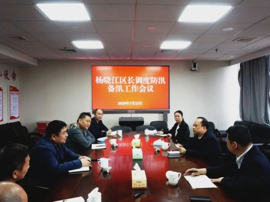 区长杨晓江调度防汛备汛工作并带队巡河