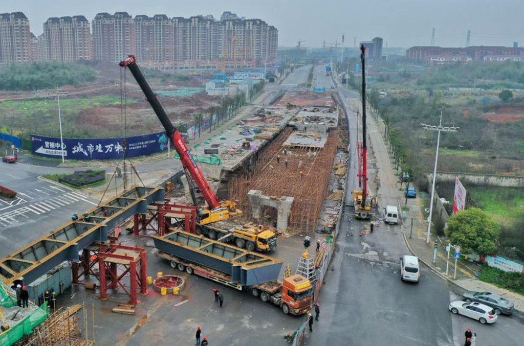 玉龙路节点首跨钢箱梁吊装合龙