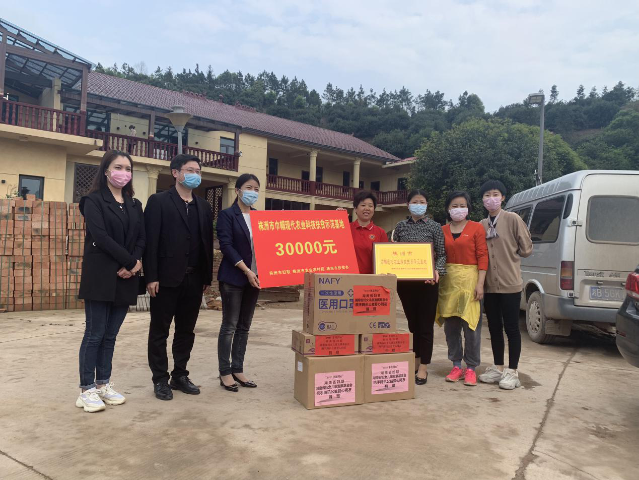 株洲市妇联党组书记、主席邹展晖一行对荷塘区“巾帼现代农业科技示范基地”授牌
