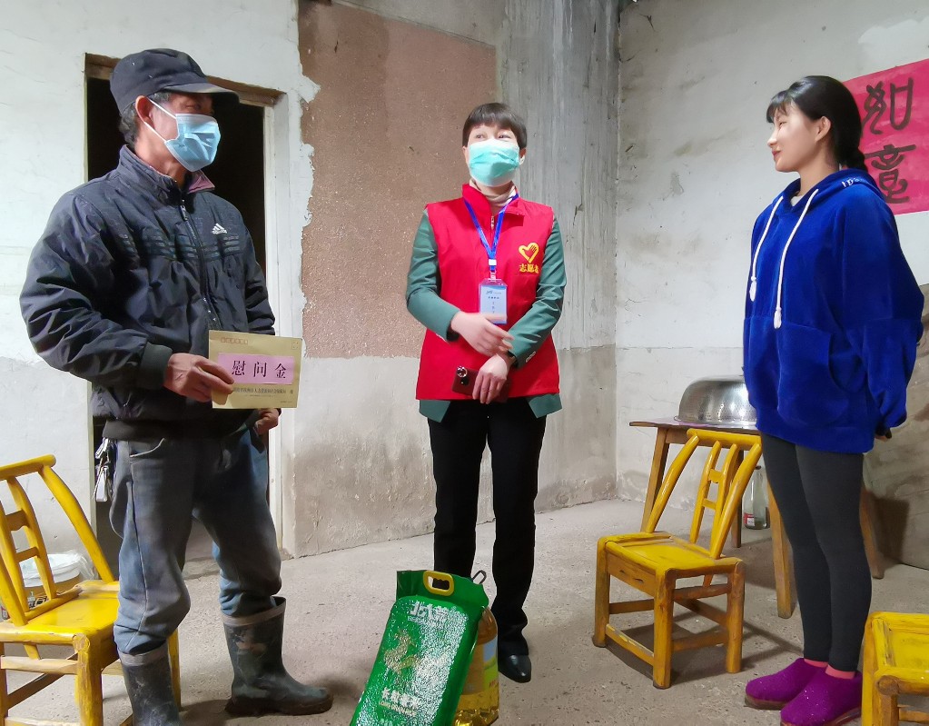 市人社局领导干部积极下沉社区开展志愿服务