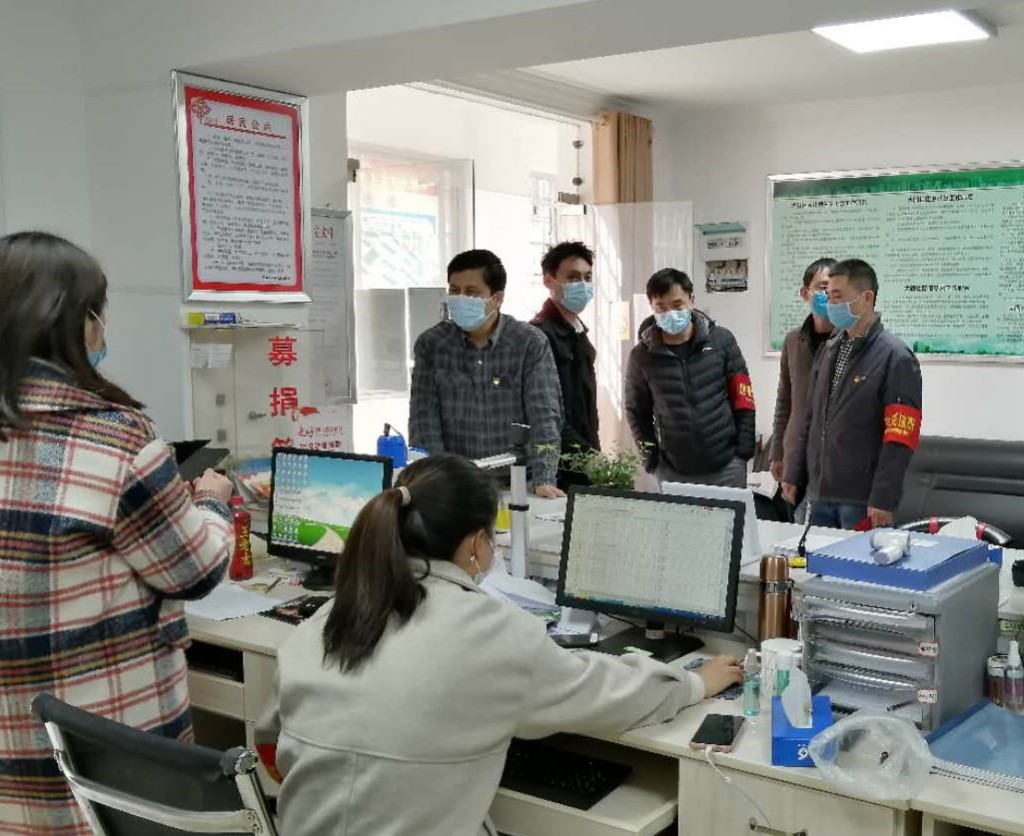 市人社局领导干部积极下沉社区开展志愿服务