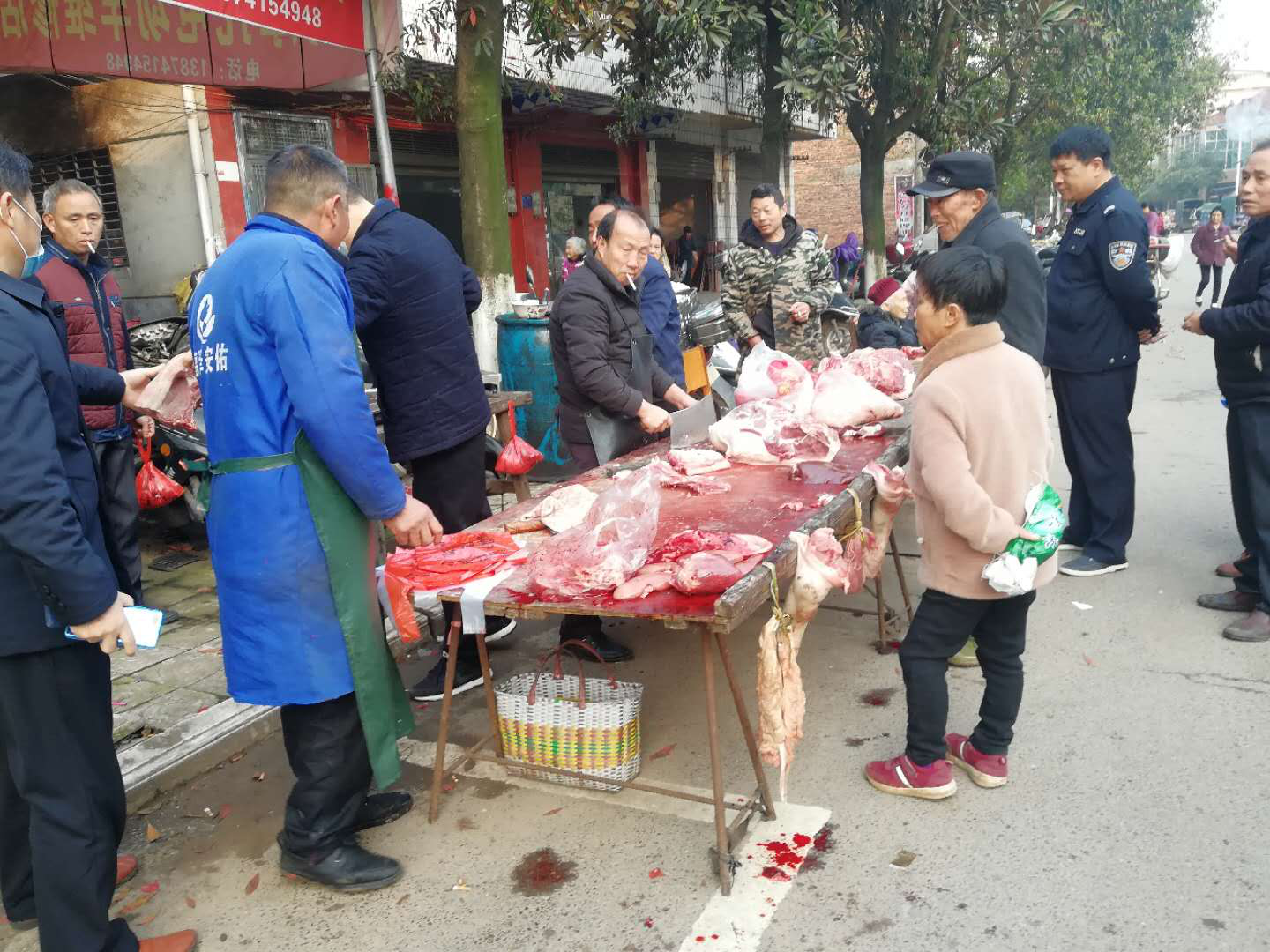 联合执法整治市场，强力打击“白板猪肉”