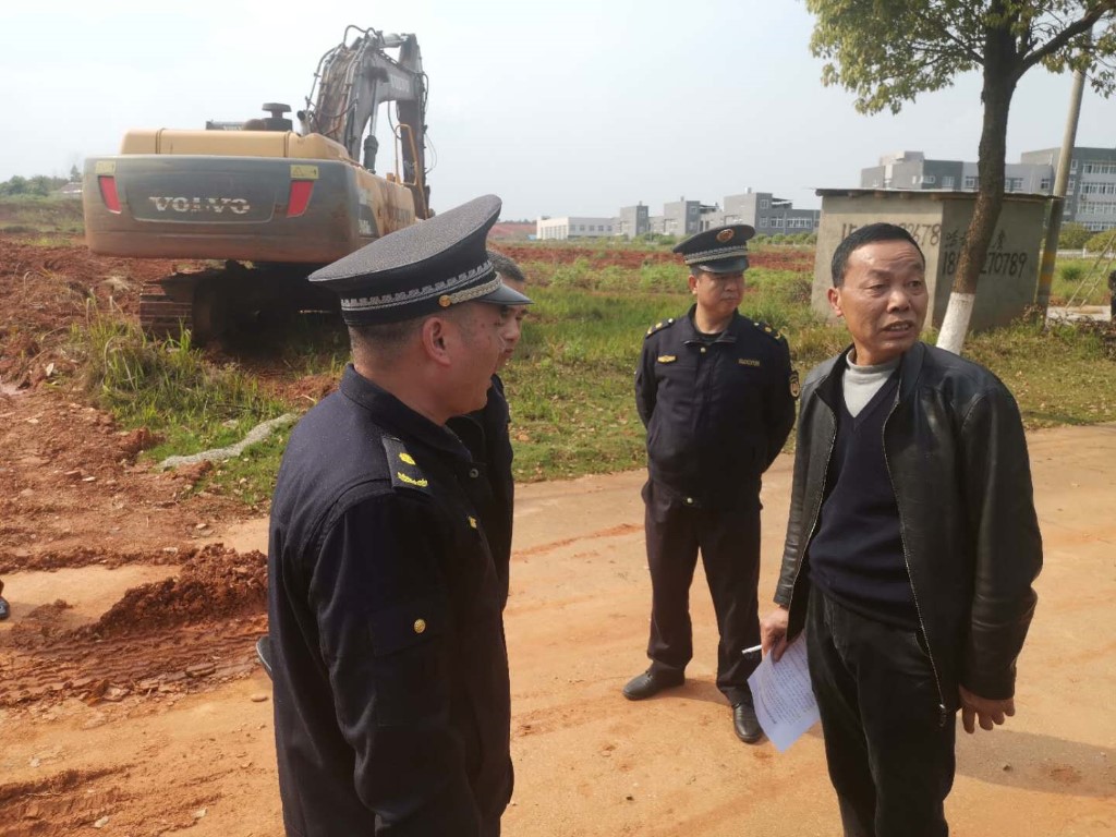 攸县城管大队对高新区建设工地渣土管理进行宣传工作