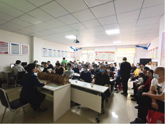 月塘街道石子头社区为抗疫一线志愿者“授勋章”