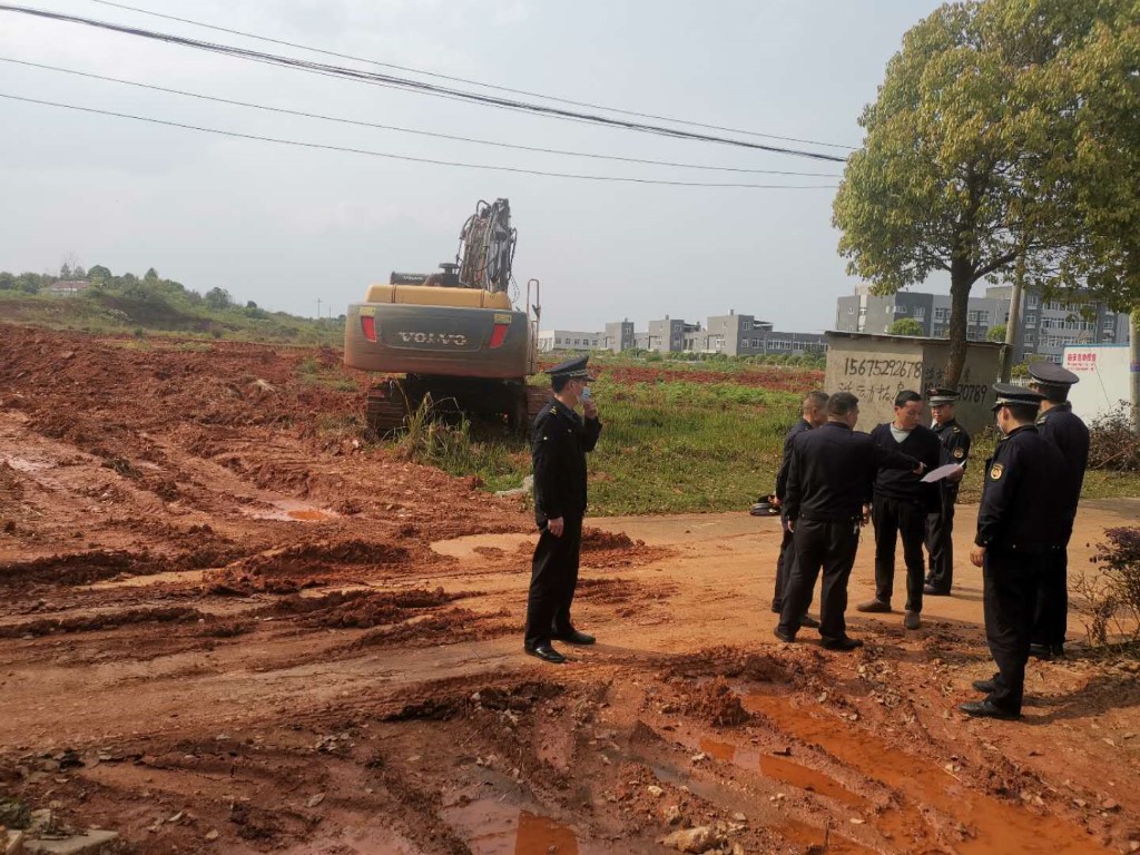 攸县城管大队对高新区建设工地渣土管理进行宣传工作