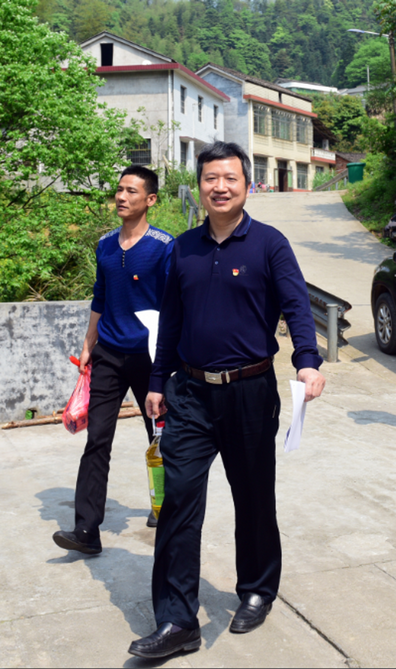 黄升阳赴八斗村调研脱贫攻坚看望慰问贫困户