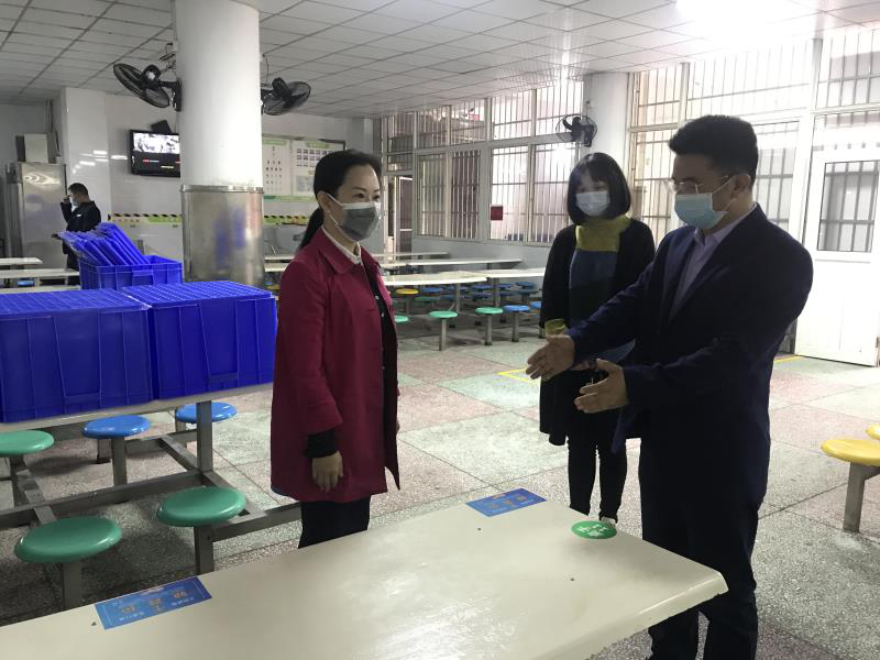 区领导检查指导小学开学工作