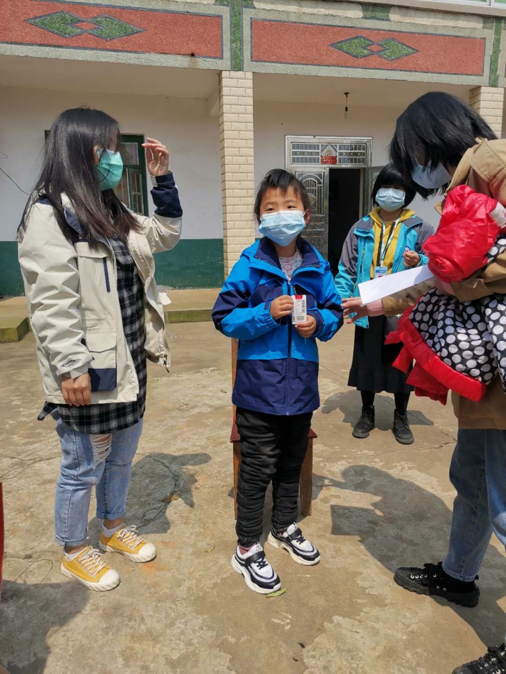 【新时代文明实践】传递爱与温暖 这些儿童收到爱心礼物