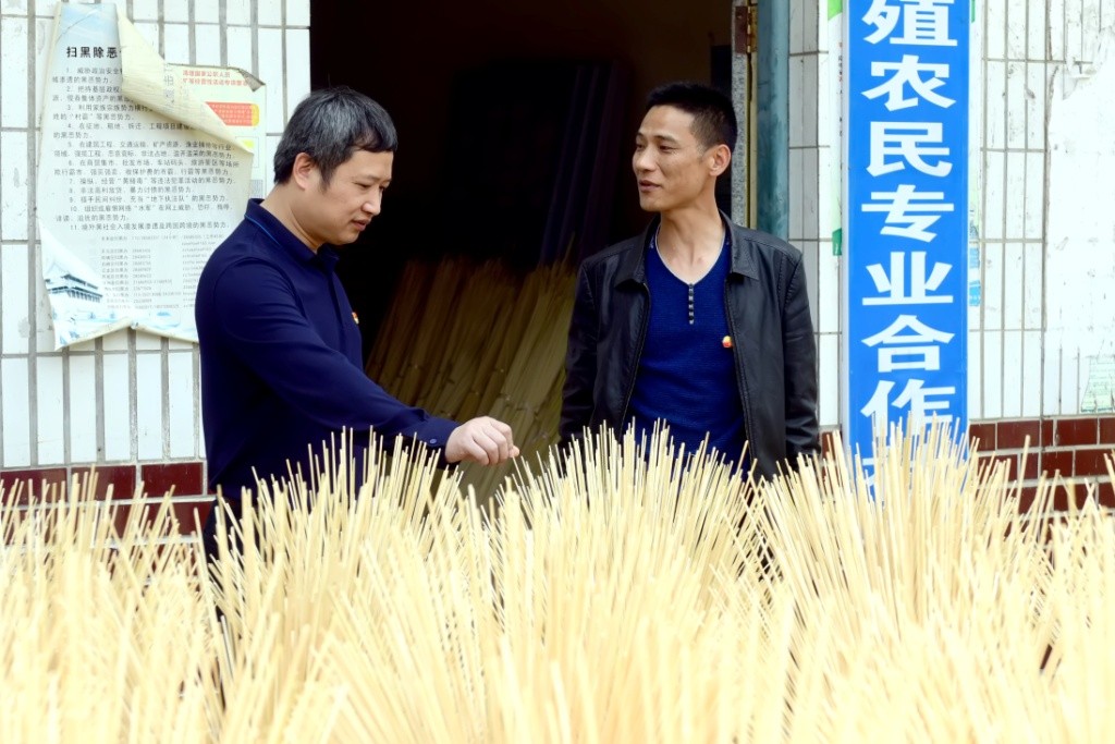 黄升阳赴八斗村调研脱贫攻坚看望慰问贫困户
