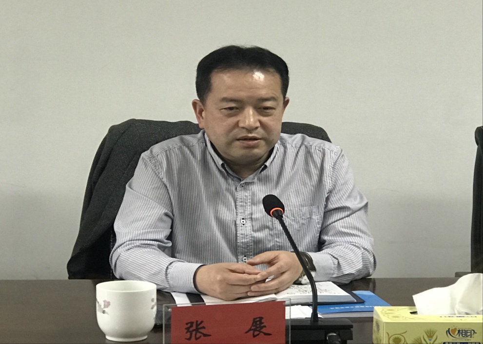 市政府副秘书长、市信访局局长张展讲党课