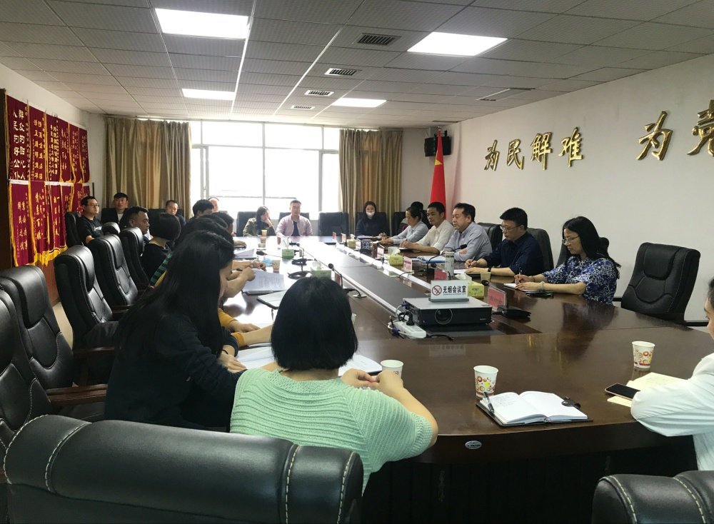 市政府副秘书长、市信访局局长张展讲党课