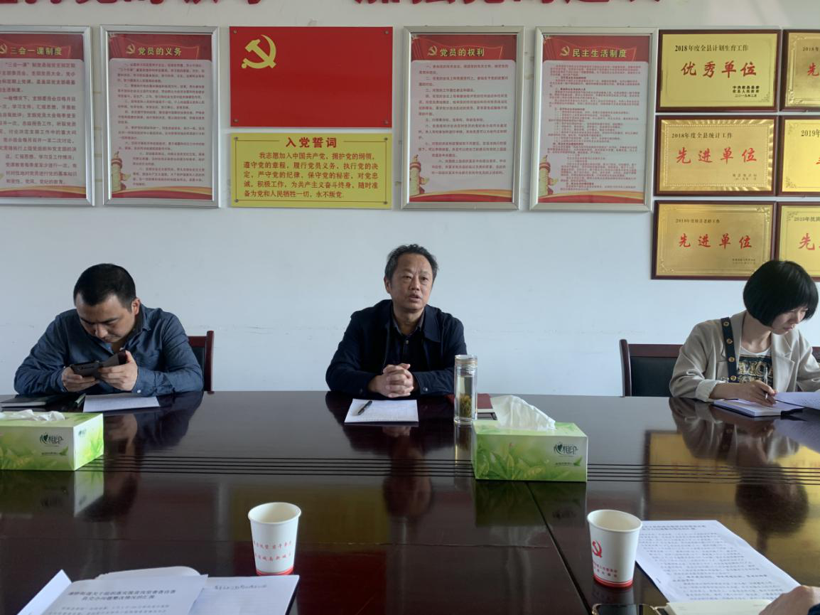 【谭桥街道】县人大常委会主任尹诺昂调研脱贫攻坚普查自查整改工作