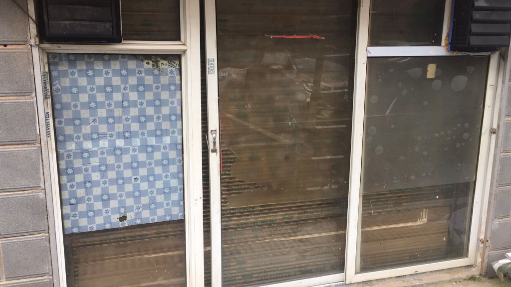 宋家桥街道开展违规小广告专项整治行动