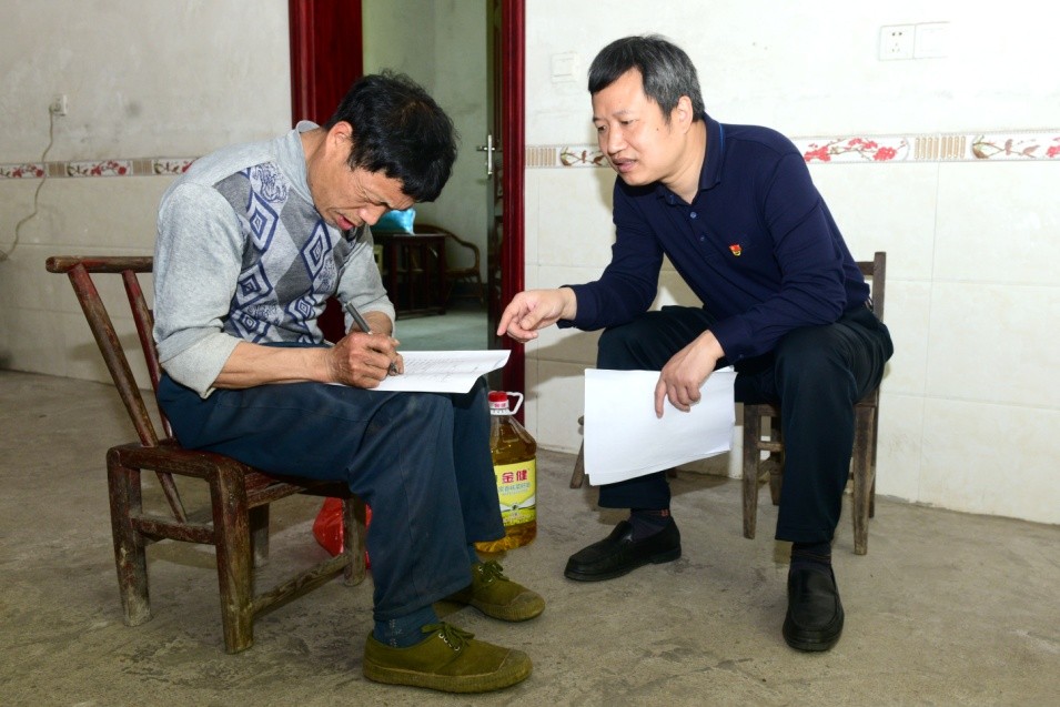 黄升阳赴八斗村调研脱贫攻坚看望慰问贫困户