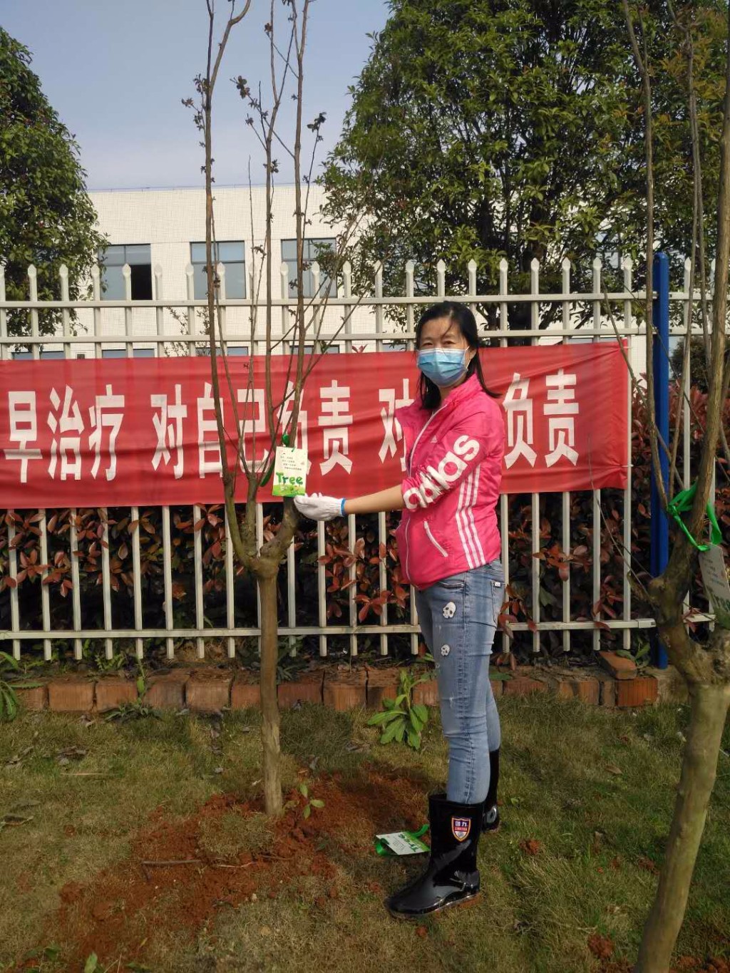 疫情挡不住春天的脚步，植树造林创造美好世界
