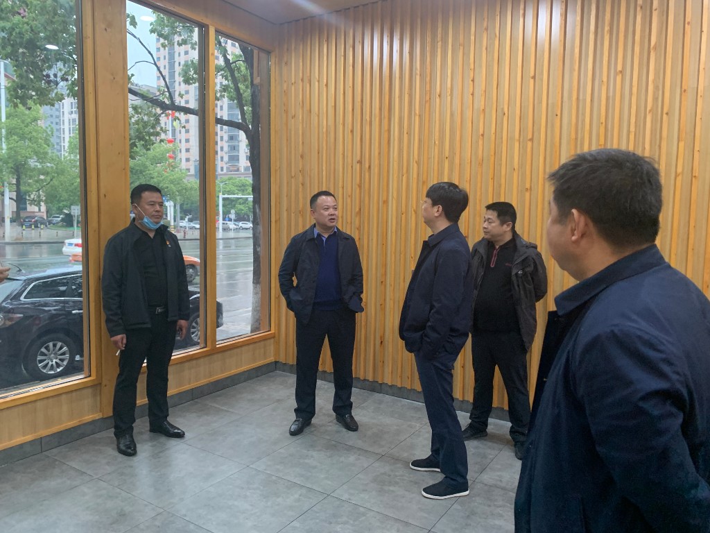 株洲市城管局局长李晓彤带队督察指导天元超市前坪“建宁驿站”建设情况