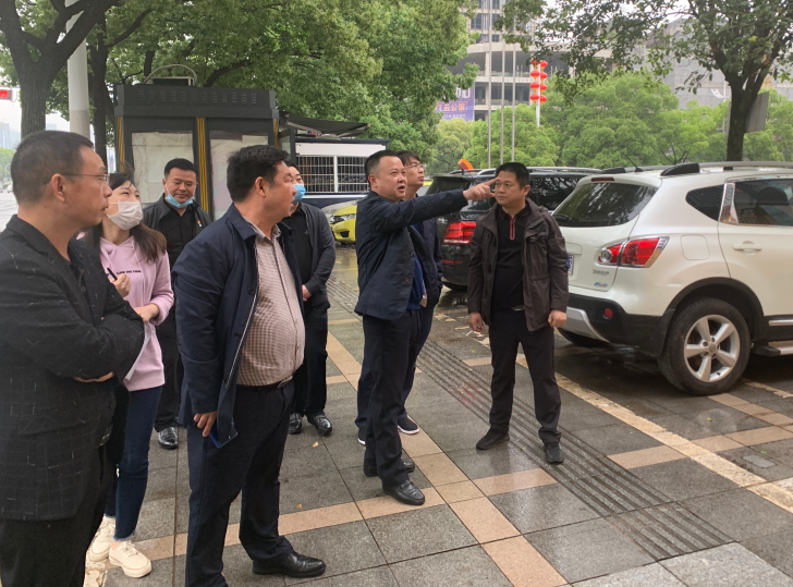 株洲市城管局局长李晓彤带队督察指导天元超市前坪“建宁驿站”建设情况