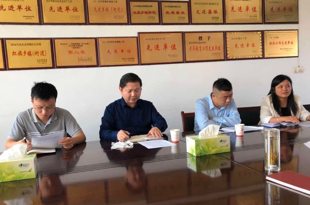 【谭桥街道】县人大常委会主任尹诺昂调研脱贫攻坚普查自查整改工作
