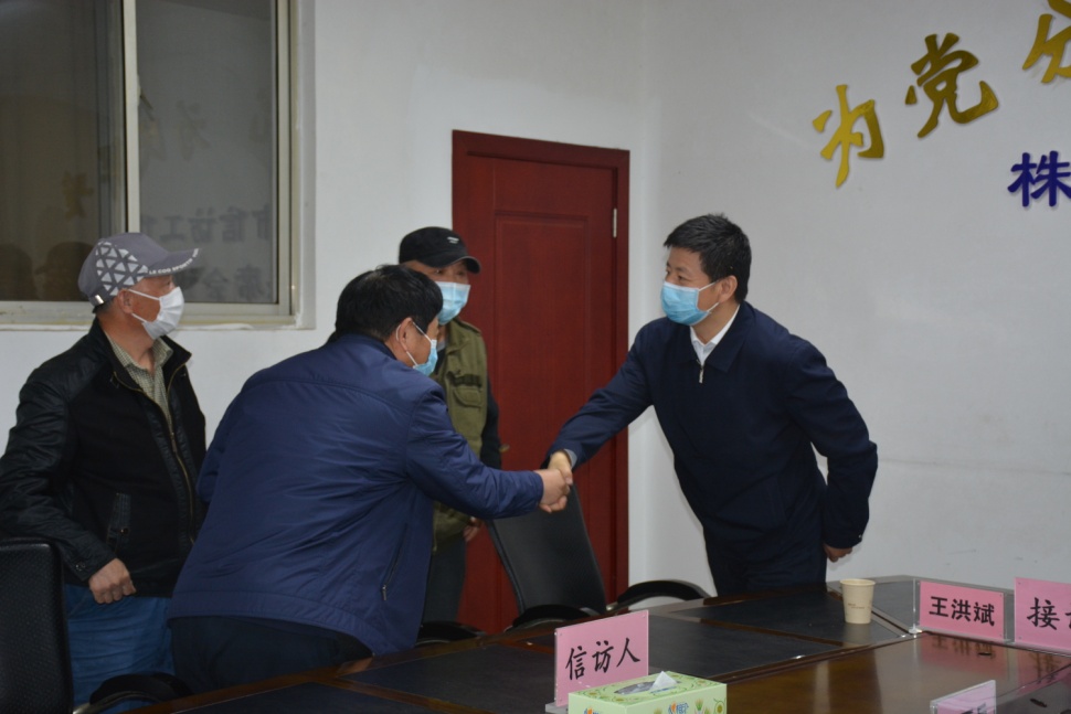 株洲市委副书记王洪斌到市信访局调研并接访群众