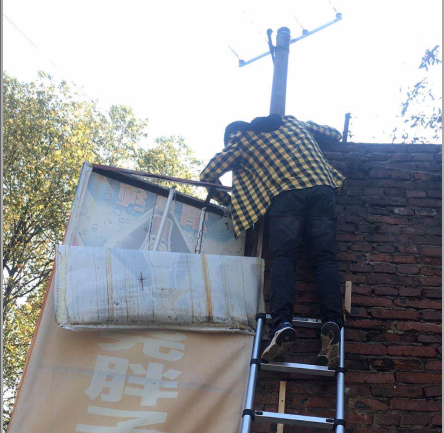 宋家桥街道开展大型违规广告牌整治行动