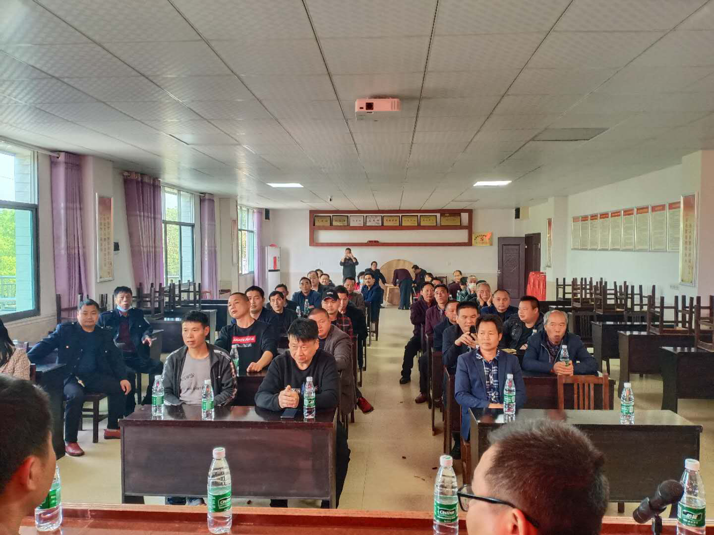 “扶贫先扶智”——皇图岭镇举办养殖产业扶贫技术培训班