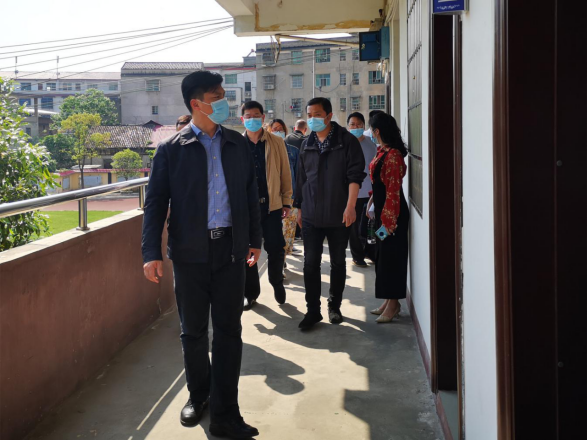 周天浩副区长督查农村学校，为开学保驾护航