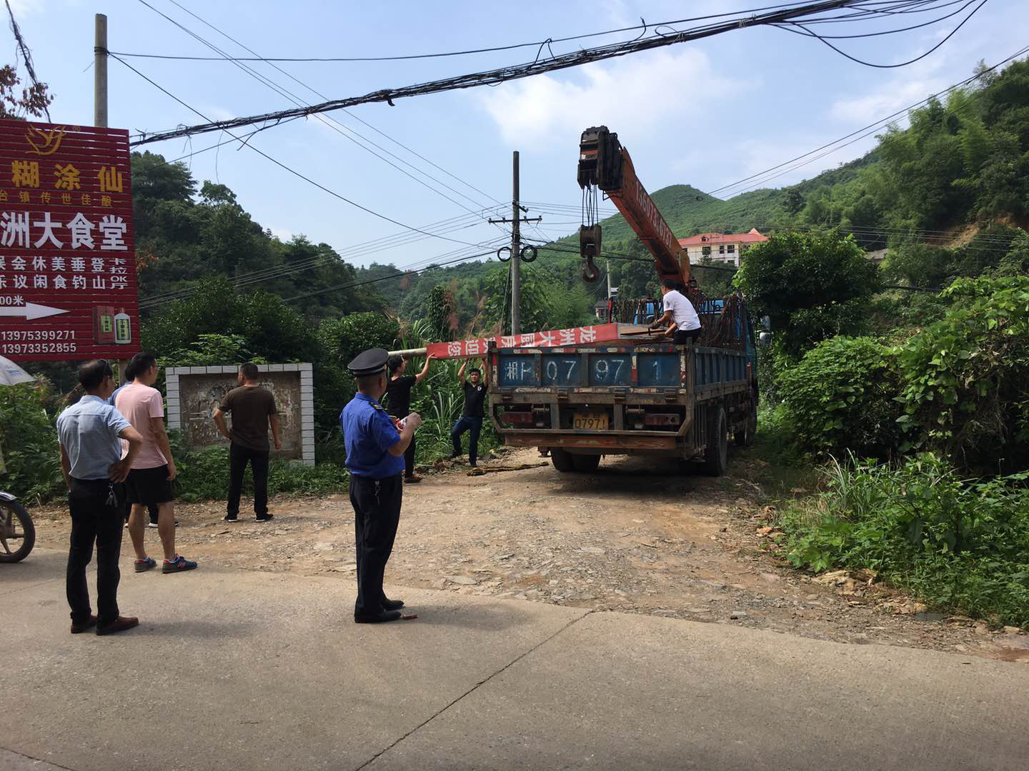 宋家桥街道开展房前屋后村道沟渠清洁行动