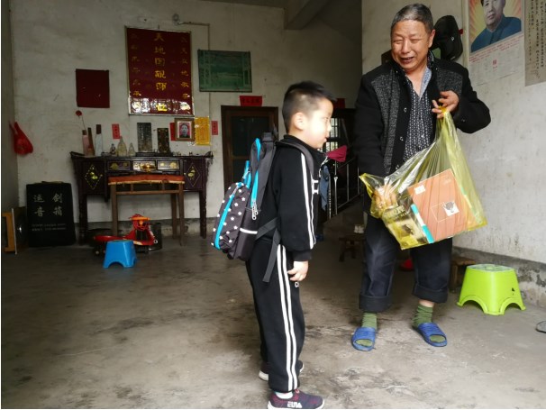 【攸小青在行动】大手牵小手,让爱不“留守”