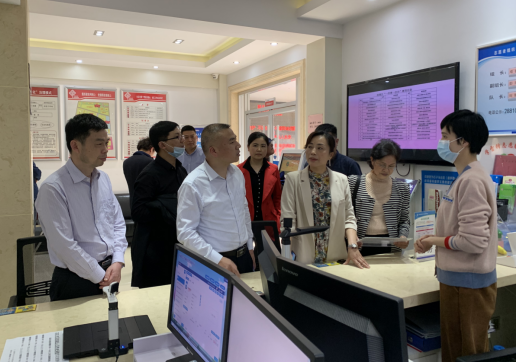 省民政厅一行到荷塘区指导城乡社区治理和服务创新工作