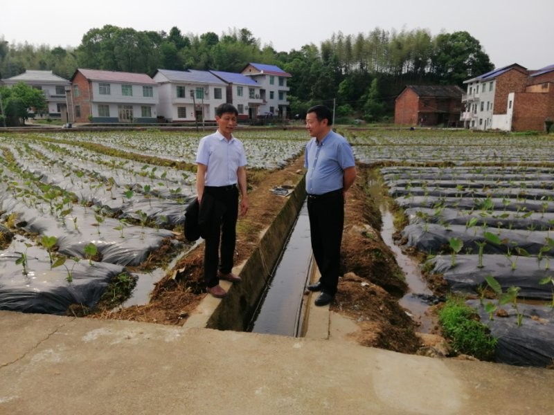县畜牧水产中心开展“不忘初心担使命 党建引领促扶贫”主题教育实践活动