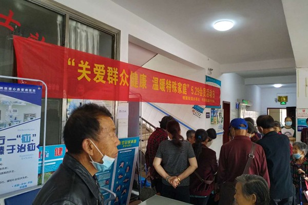明照街道开展“关爱老人,心系健康”体检活动