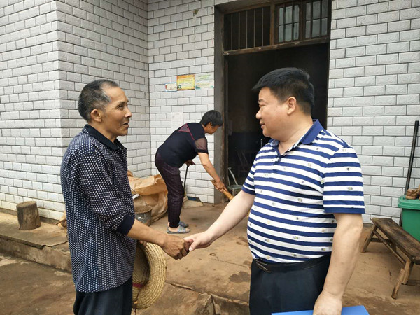 株洲市审计局领导班子到白壁村走访慰问贫困户