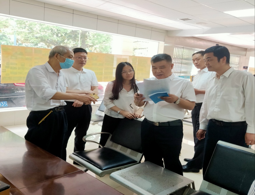邓为民到市信访局现场接待上访群众