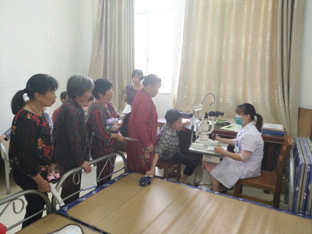 环卫服务中心:健康扶贫,送医上门