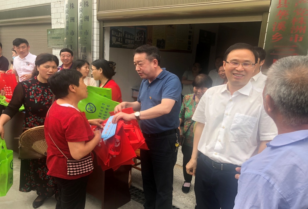 株洲市开展纪念《信访条例》颁布实施 15周年送法下乡活动