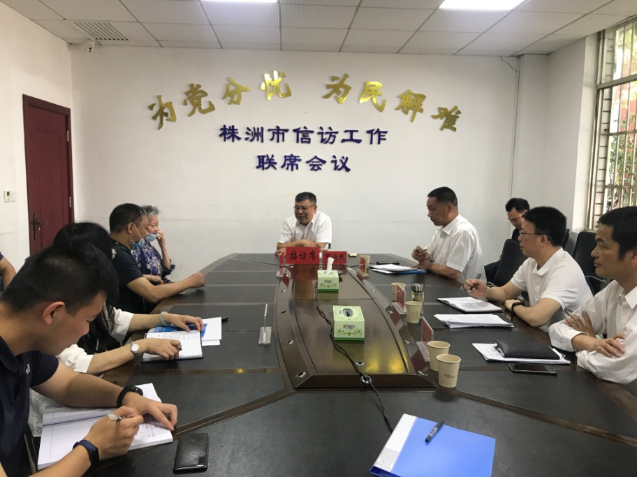 邓为民到市信访局现场接待上访群众
