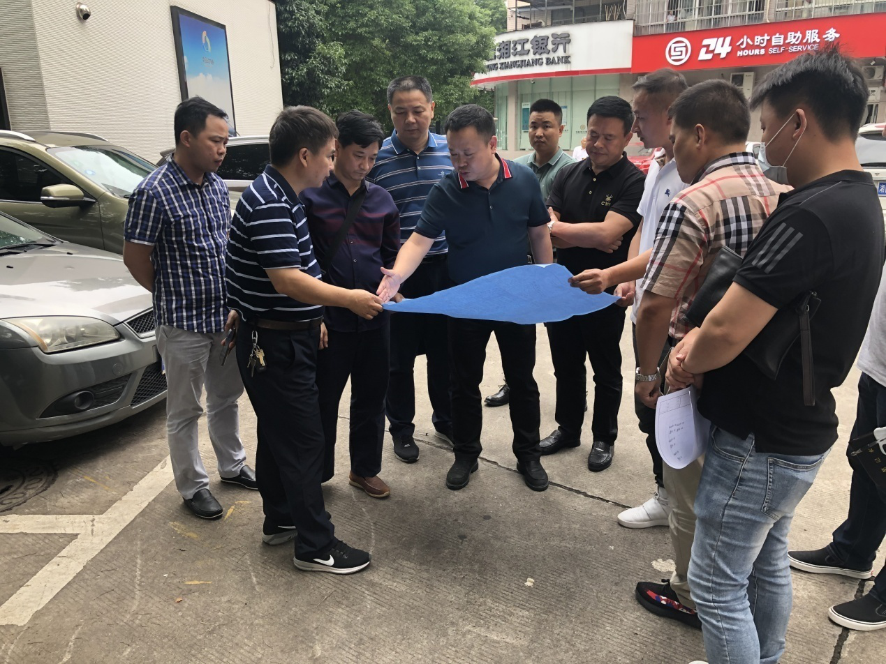 晓彤局长带队现场调研停车泊位建设情况