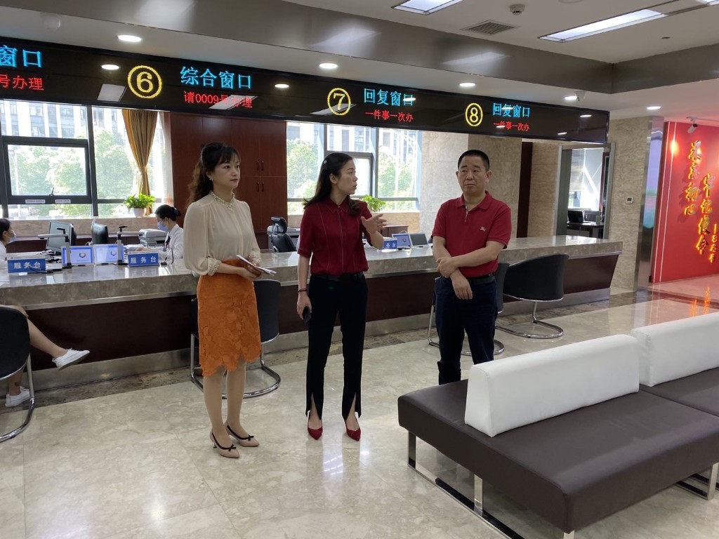 区领导调研指导区行政审批服务局工作
