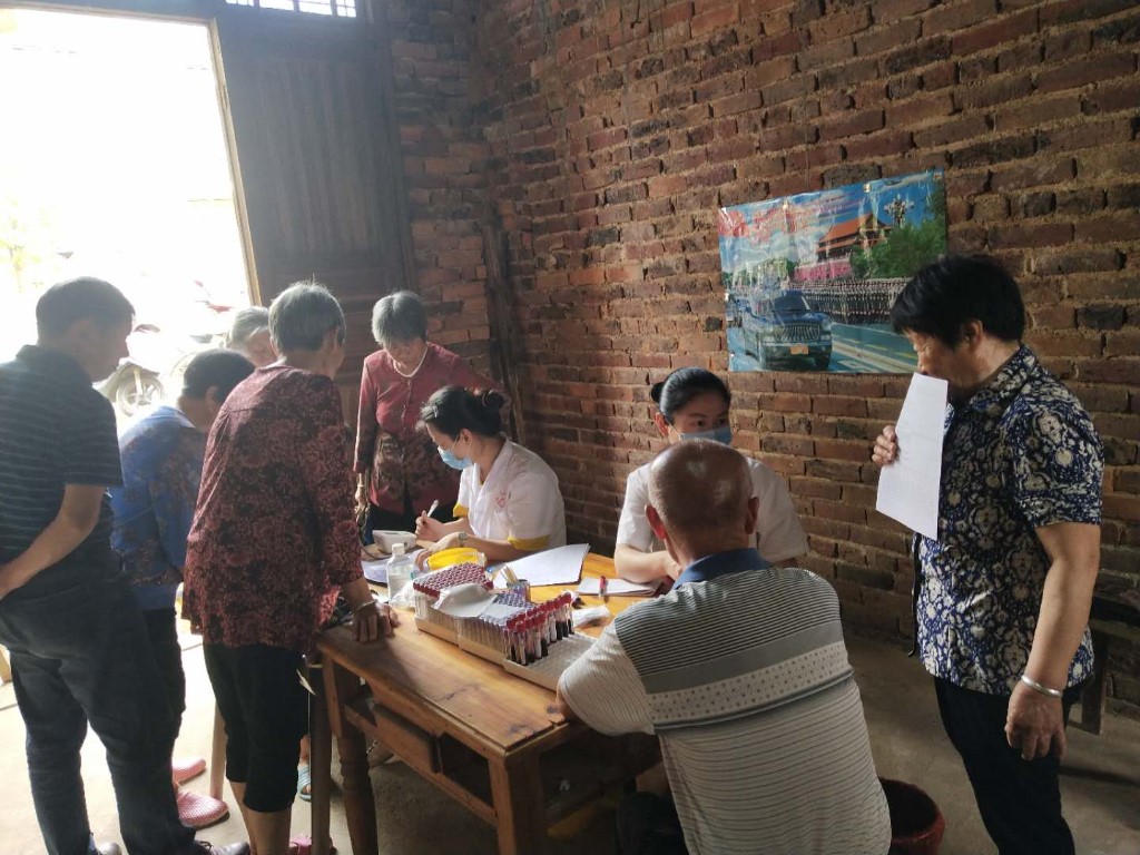 环卫服务中心:健康扶贫,送医上门