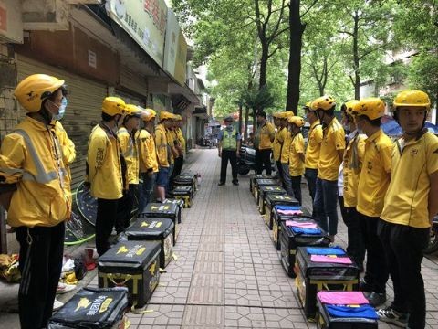天元交警开展“一盔一带”安全宣传活动