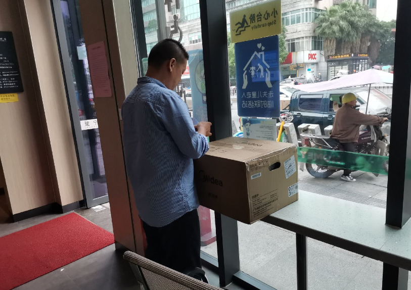 暖心！荷塘环卫为全区建宁驿站配备微波炉