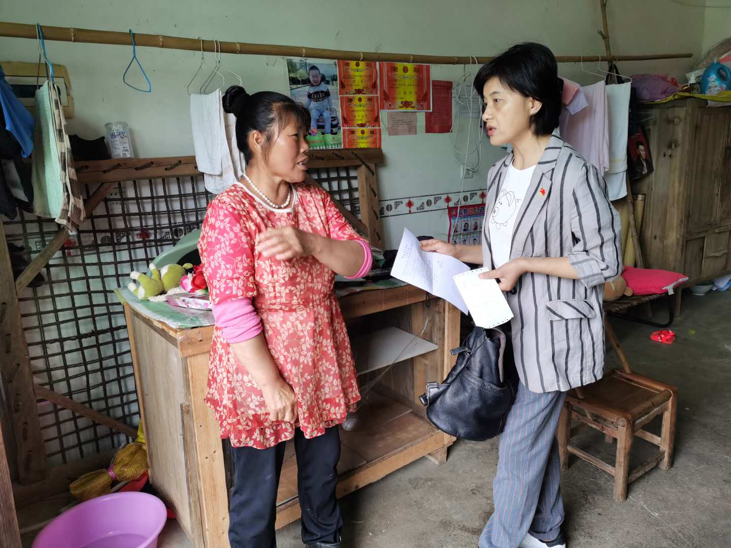 市政府金融办开展“集中走访贫困户”主题党日活动