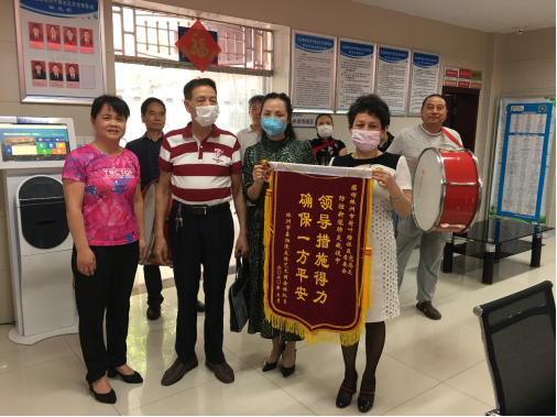 茨菇塘街道：敲锣打鼓送锦旗  社区居民表谢意
