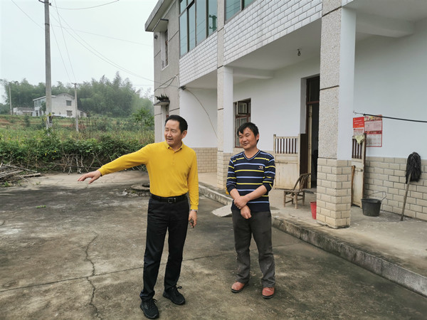 株洲市审计局领导班子到白壁村走访慰问贫困户