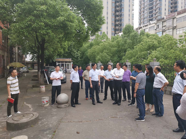省人大环资委主任委员文志强调研汽齿小区老旧小区改造工作