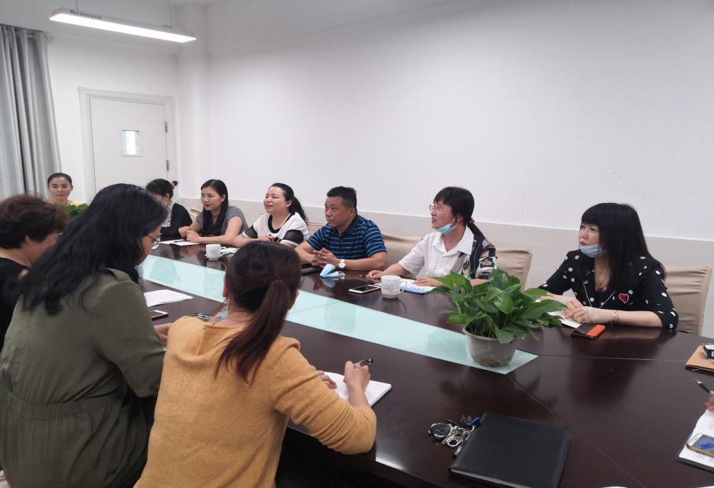 荷塘区教育局党委班子成员到六0一中英文小学座谈