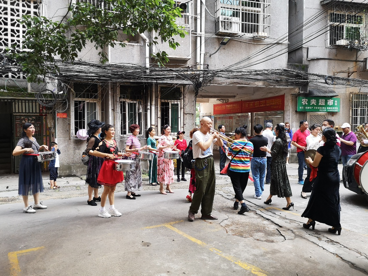 茨菇塘街道：敲锣打鼓送锦旗  社区居民表谢意