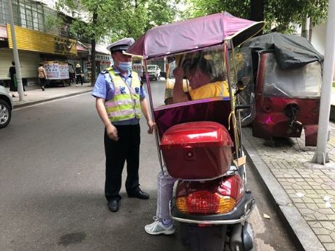 天元交警开展“一盔一带”安全宣传活动